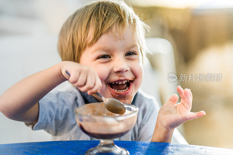 巧克力冰淇淋是我的最爱!