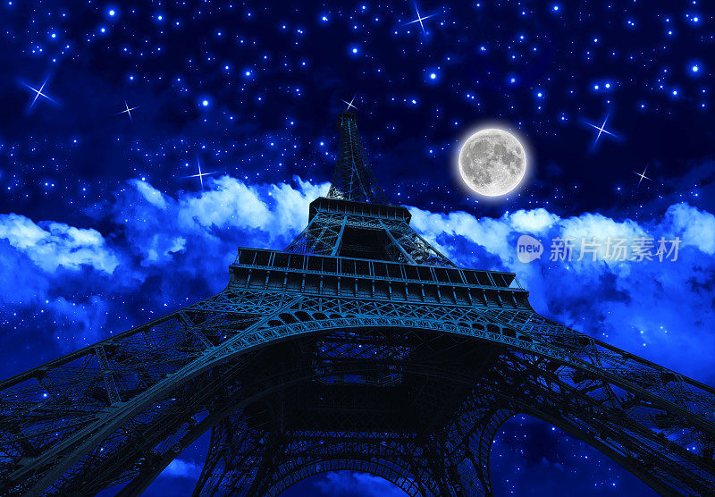 在月圆之夜参观埃菲尔铁塔