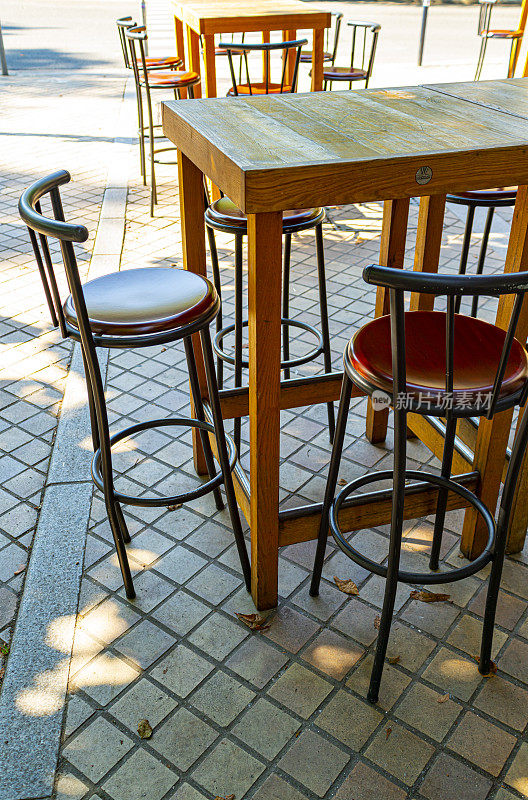 街道外的桌子和椅子café