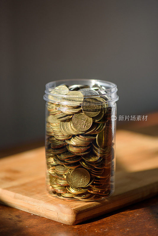玻璃罐里的硬币