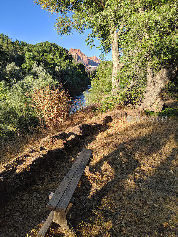沿着维珍河的木凳，锡安国家公园和历史悠久的犹他州罗克维尔桥