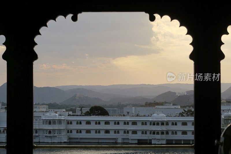 从印度拉贾斯坦邦乌代普尔湖Pichola湖的城市宫殿餐厅观看泰姬陵湖宫殿的图片