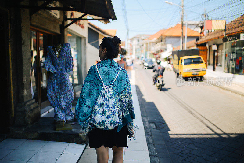 来自印尼巴厘岛库塔的年轻女旅行者