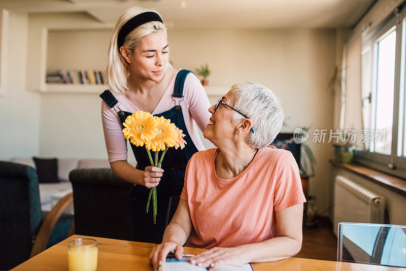 一位女士正送花给她的母亲