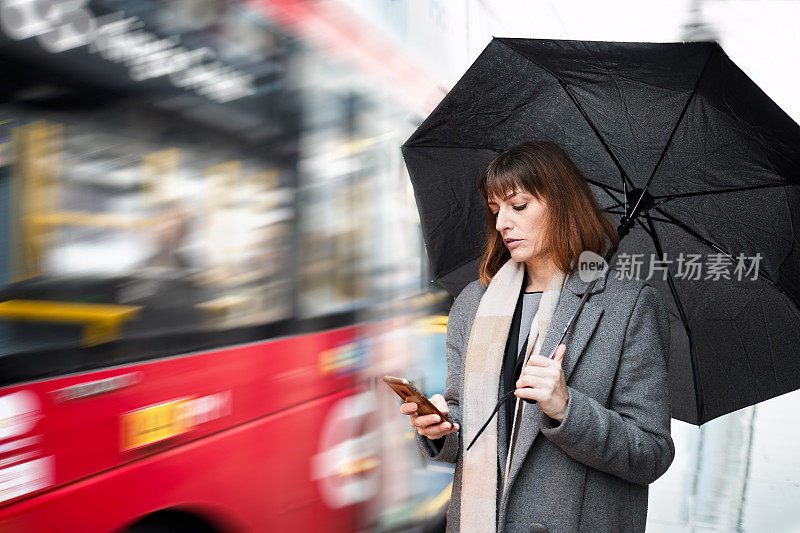 女商人在等公共汽车。