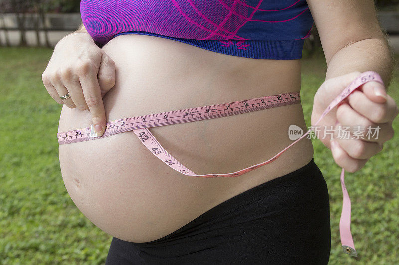 测量孕妇的腹部尺寸