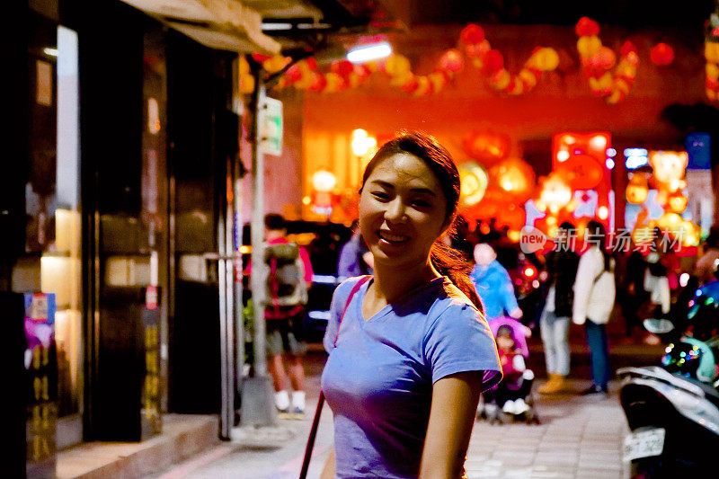 年轻女子在夜市散步