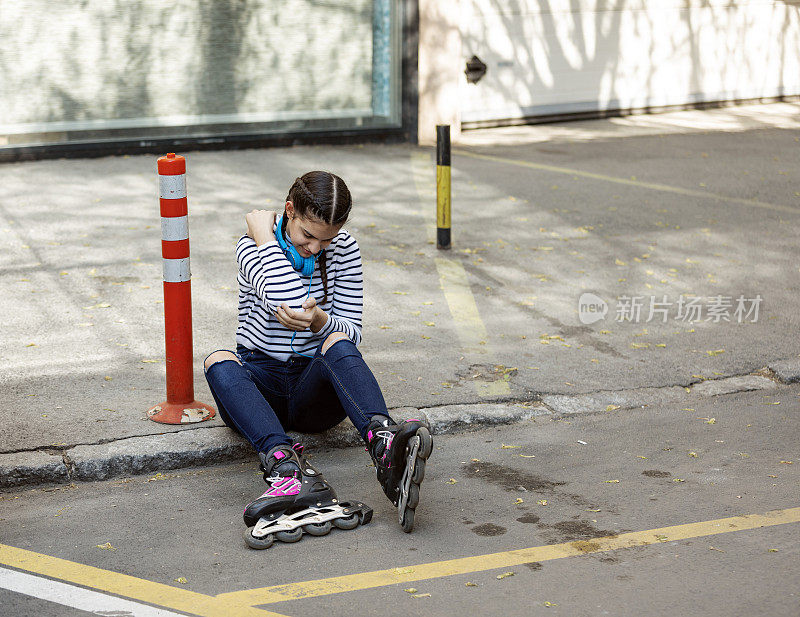 少女在用滚轴溜冰后受伤