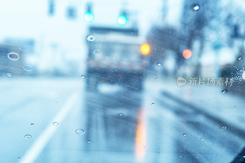 模糊的冬雨和雨夹雪风暴挡风玻璃刮水器