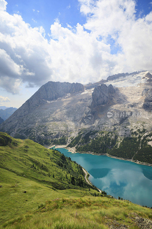 夏天的风景。从意大利北部Dolomites的Fedaia山口到Pordoi山口的休息点，可以看到美丽的Fedaia湖和马尔莫拉达山。