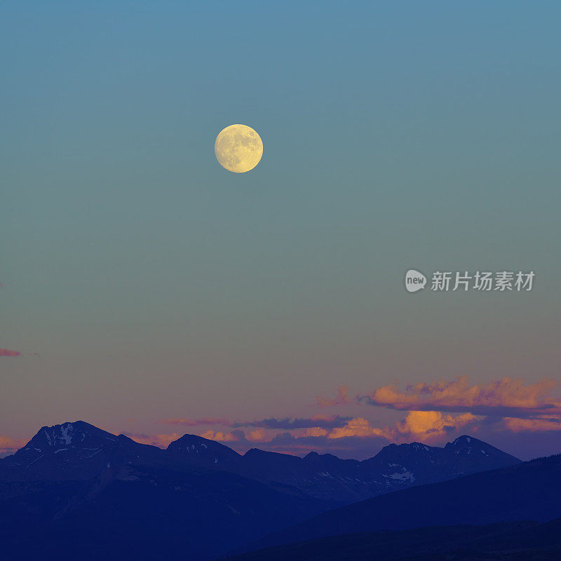 近满月日落和山脉