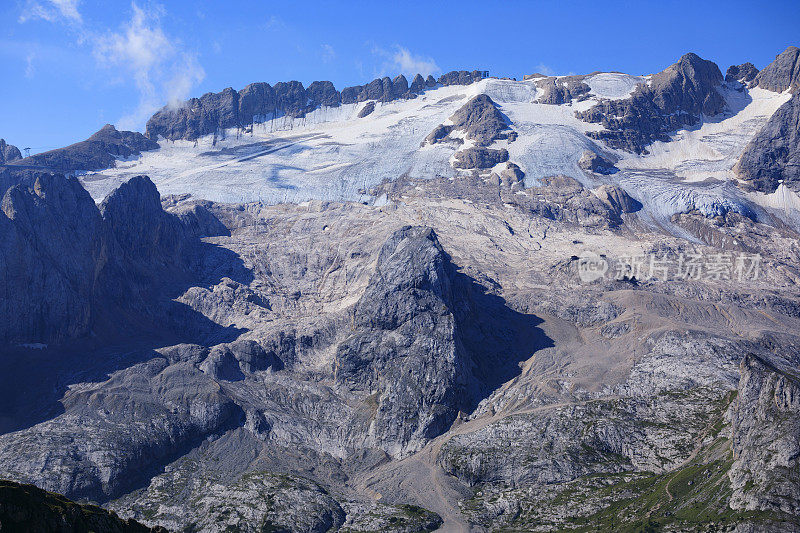 夏天的风景。意大利北部Dolomites的Fedaia山口到Pordoi山口的休息点上的马尔莫拉达冰川山的美丽景色。夏天在阿拉巴山上。