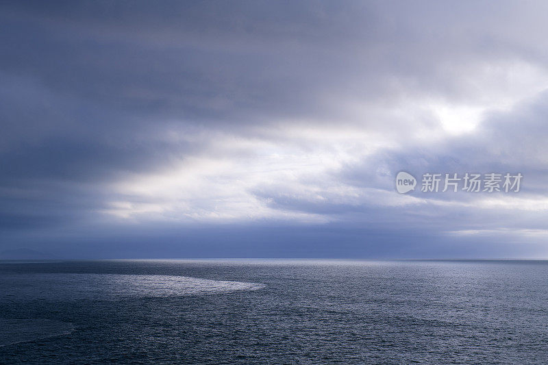 阴沉的天空和海洋