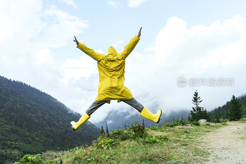 黄色雨衣的人