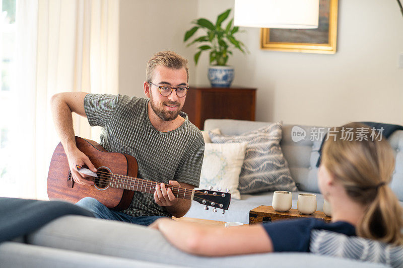 丈夫为妻子弹吉他