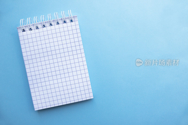 蓝色背景的记事本。写字纸用于写字的一张纸