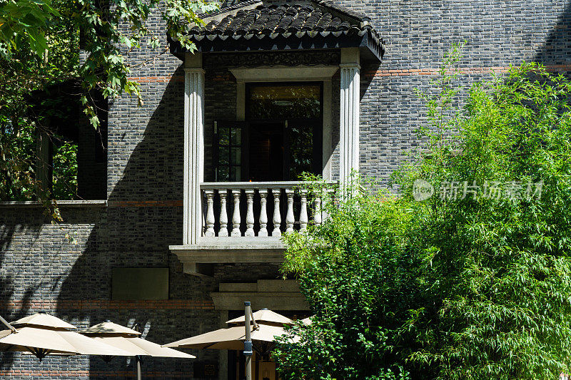 这是老建筑的阳台，是上海经典的老建筑风格