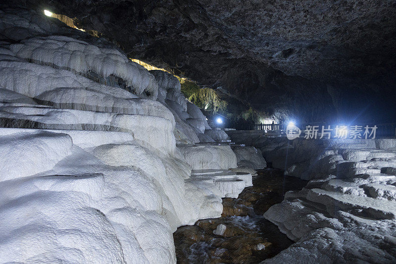 参观洞穴中的楼梯和人行道结构