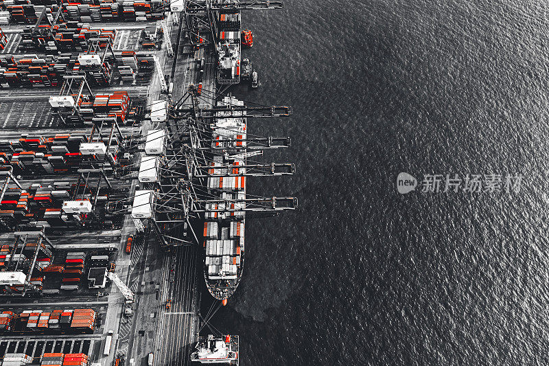 鸟瞰图巨大的工业港口与货物集装箱。中国商业物流业香港