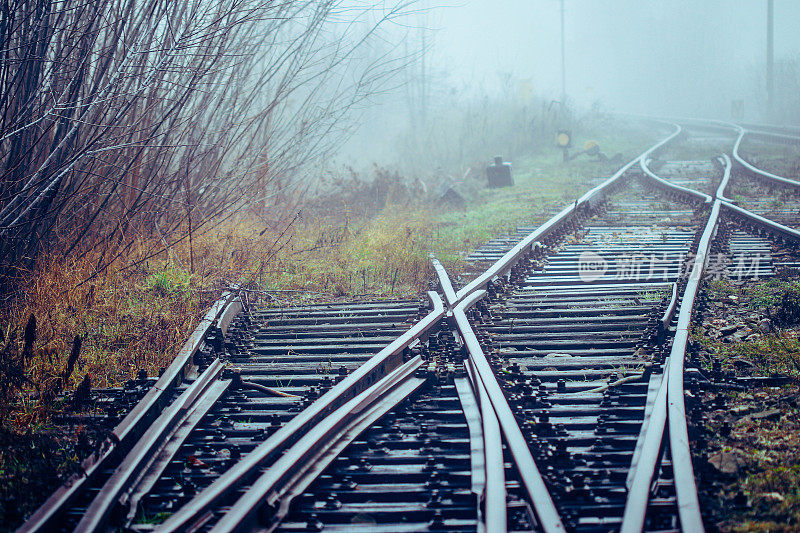 雾中的铁路转轨