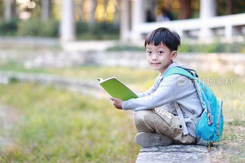 男孩步行去上学