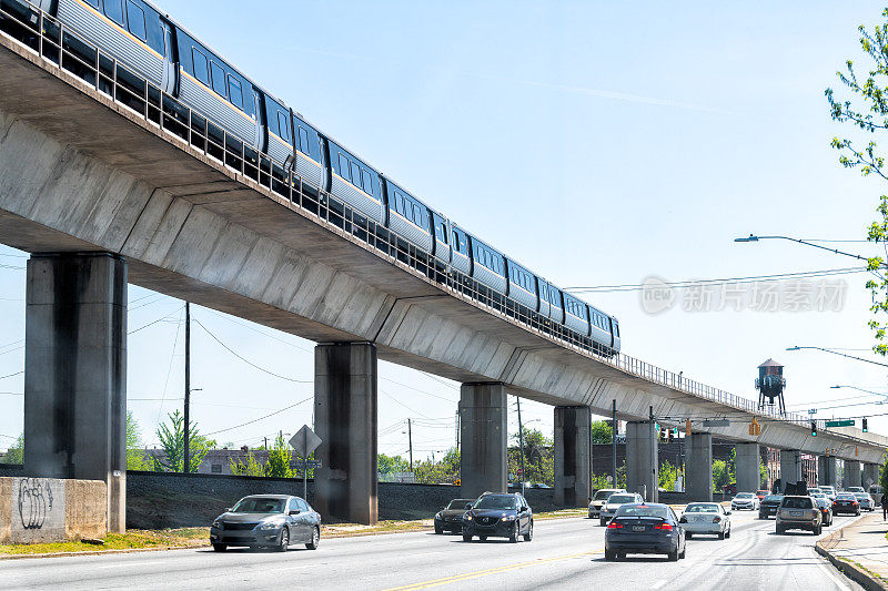 亚特兰大大都会捷运局的玛尔塔地铁在立交桥上与交通车辆相连