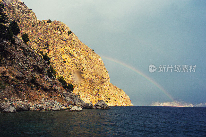 彩虹在海藏山后