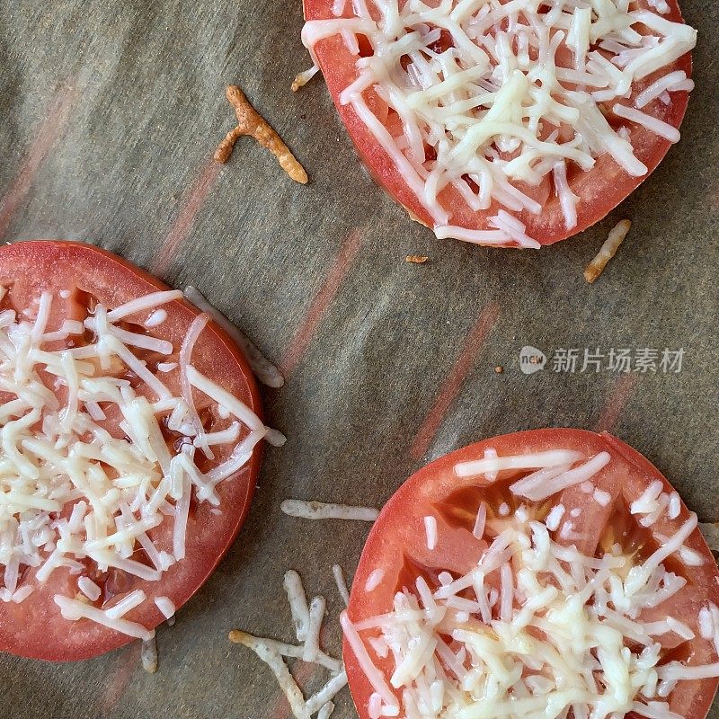 番茄切片与融化的奶酪