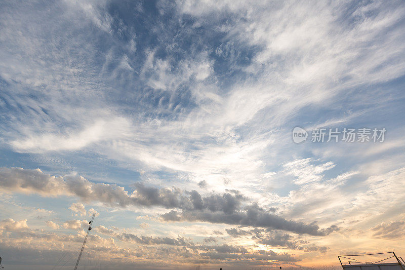 蓝色和橙色的光透过云层照在天空上