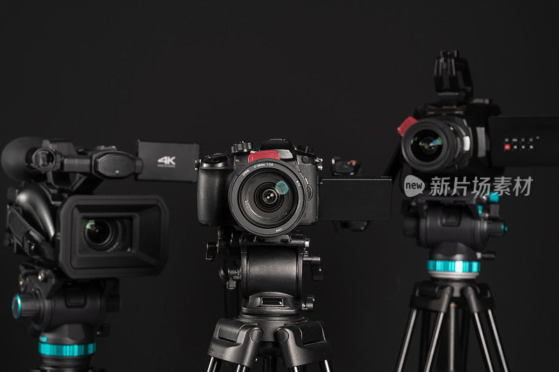 三种不同类型的视频电影摄影相机上的黑色背景-特写