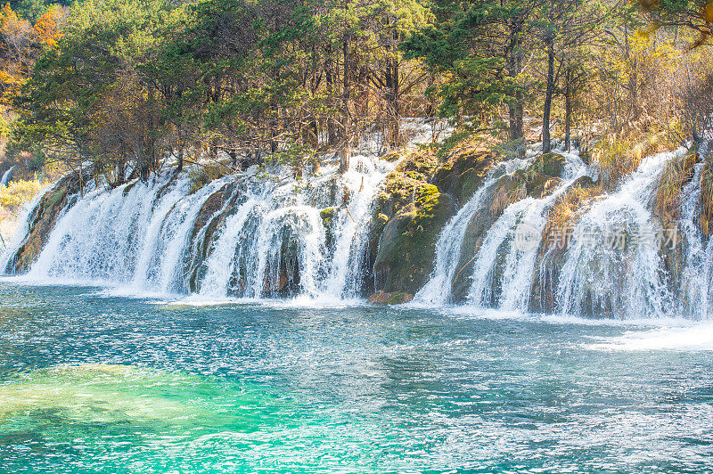 风景优美的木山和五花湖(九寨沟国家公园)，中国