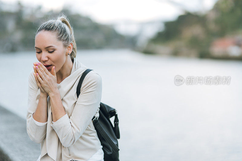 一个背着背包的年轻女子在欧洲的街道上