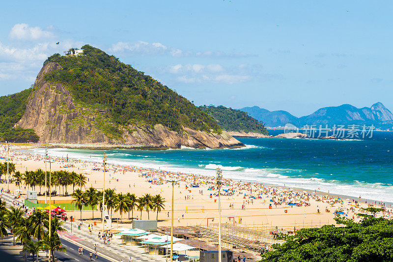 夏日，巴西里约热内卢的科帕卡巴纳海滩