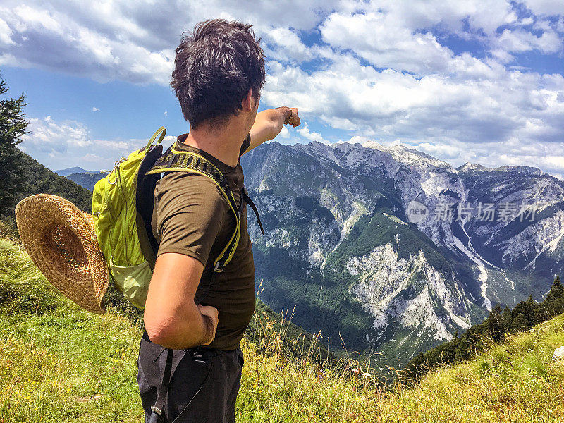 一个年轻人喜欢夏天在山里徒步旅行