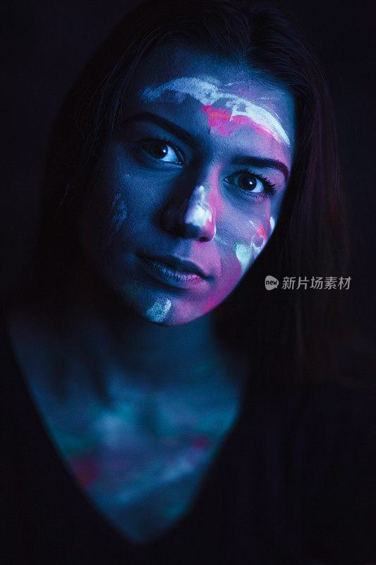 用荧光化妆在紫外线下绘制的肖像