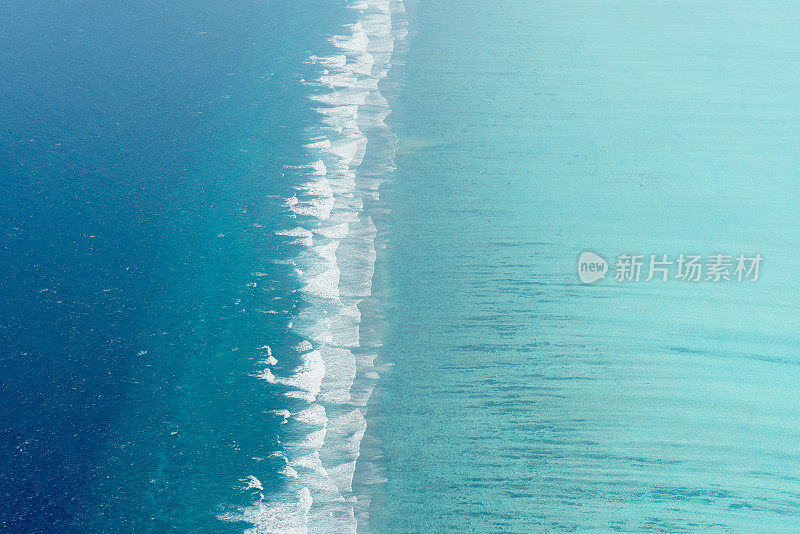 从飞机窗口可以看到热带岛屿和绿松石海