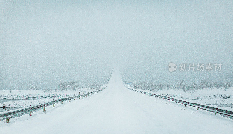 空空如也的雪路通向白色。