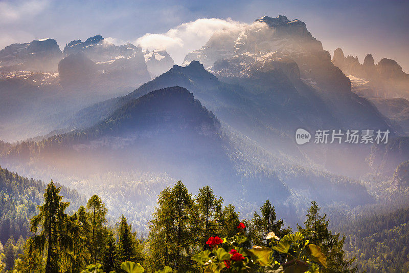 田园诗般的阿尔卑斯风景-麦当娜迪坎皮格利奥，布伦塔白云石阿尔卑斯-意大利