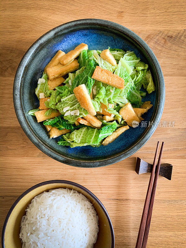 素食午餐-炒白菜和豆腐米饭