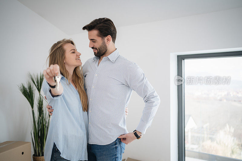 新婚夫妇带着新家的钥匙