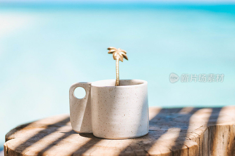 咖啡杯与美丽的勺子与热带背景