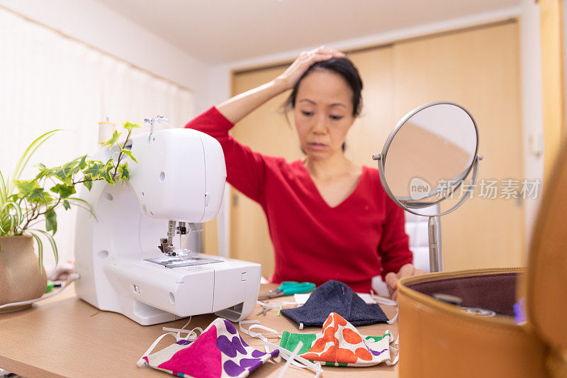 一名日本妇女在家里制作面具