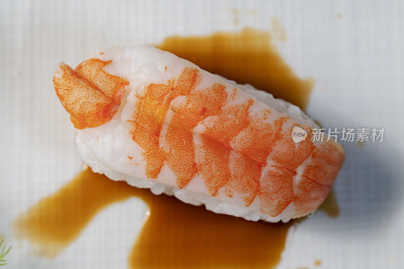 传统的虾寿司，加上酱油