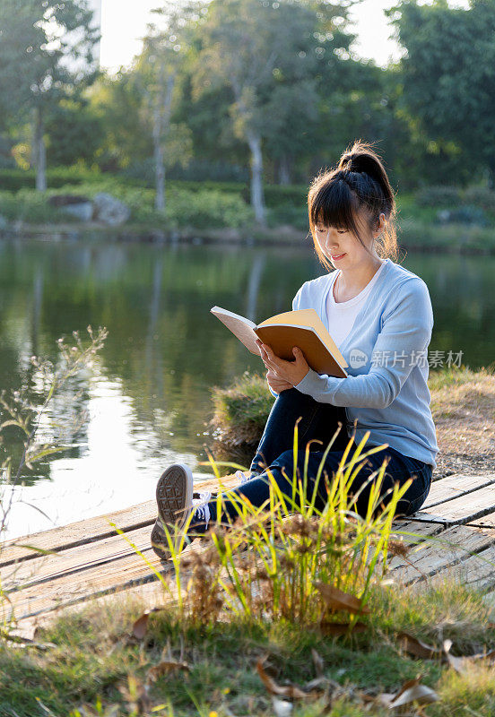 一个女人在湖边看书