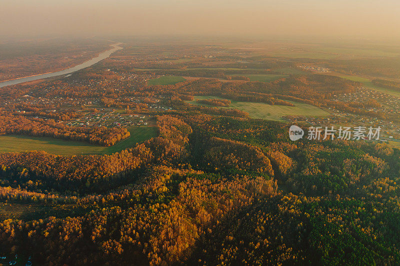 秋季森林鸟瞰图。无人机摄影。十月。可持续性。保护自然。