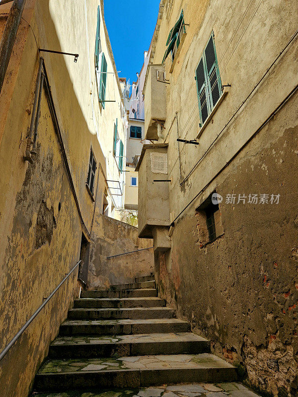 意大利利古里亚(五渔村)狭窄的街道或小巷，墙壁呈明黄色