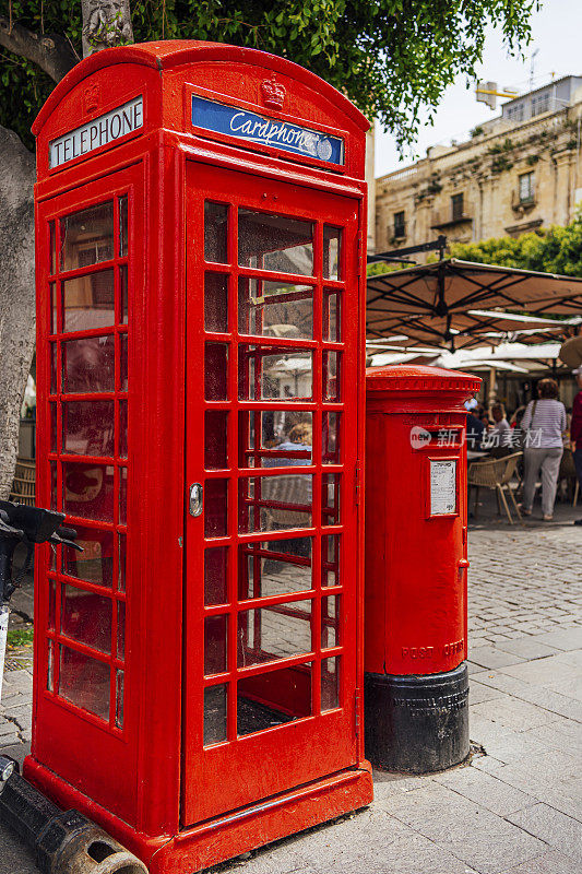 英国传统的红色电话亭