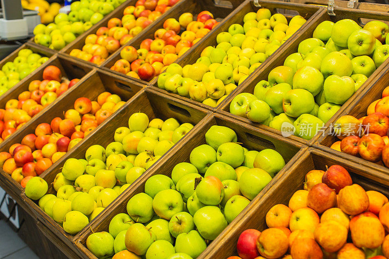 盒子里的红苹果和绿苹果。秋季市场。水果。素食主义。健康食品。选择