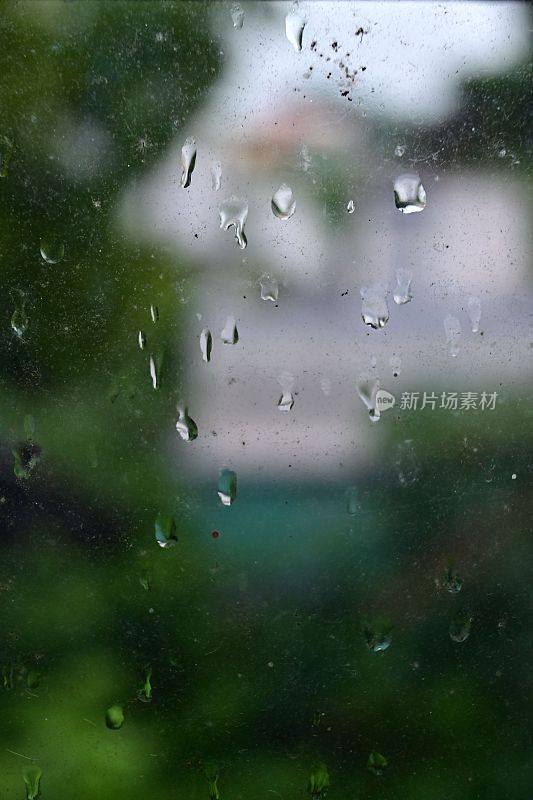 窗玻璃上布满了雨滴