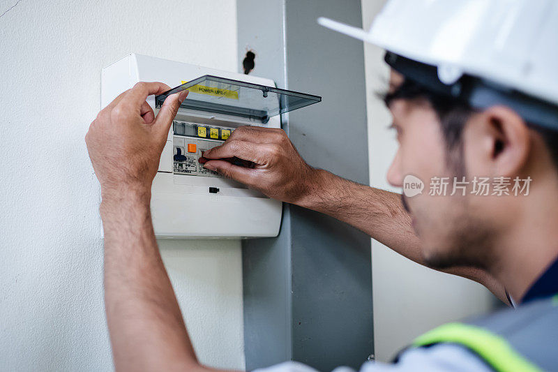 服务工程师检查电气配电盘，并在控制室检查系统的完整性。